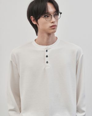 레스티드 세미 오버핏 헨리넥 니트 [화이트]