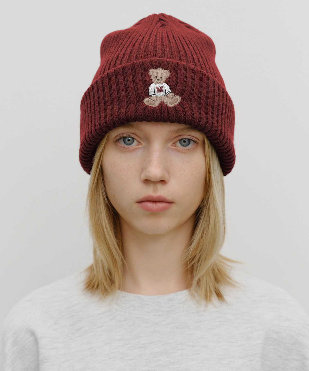 마리떼 프랑소와 저버(MARITHÉ + FRANҪOIS GIRBAUD) DOODLE BEAR BEANIE burgundy