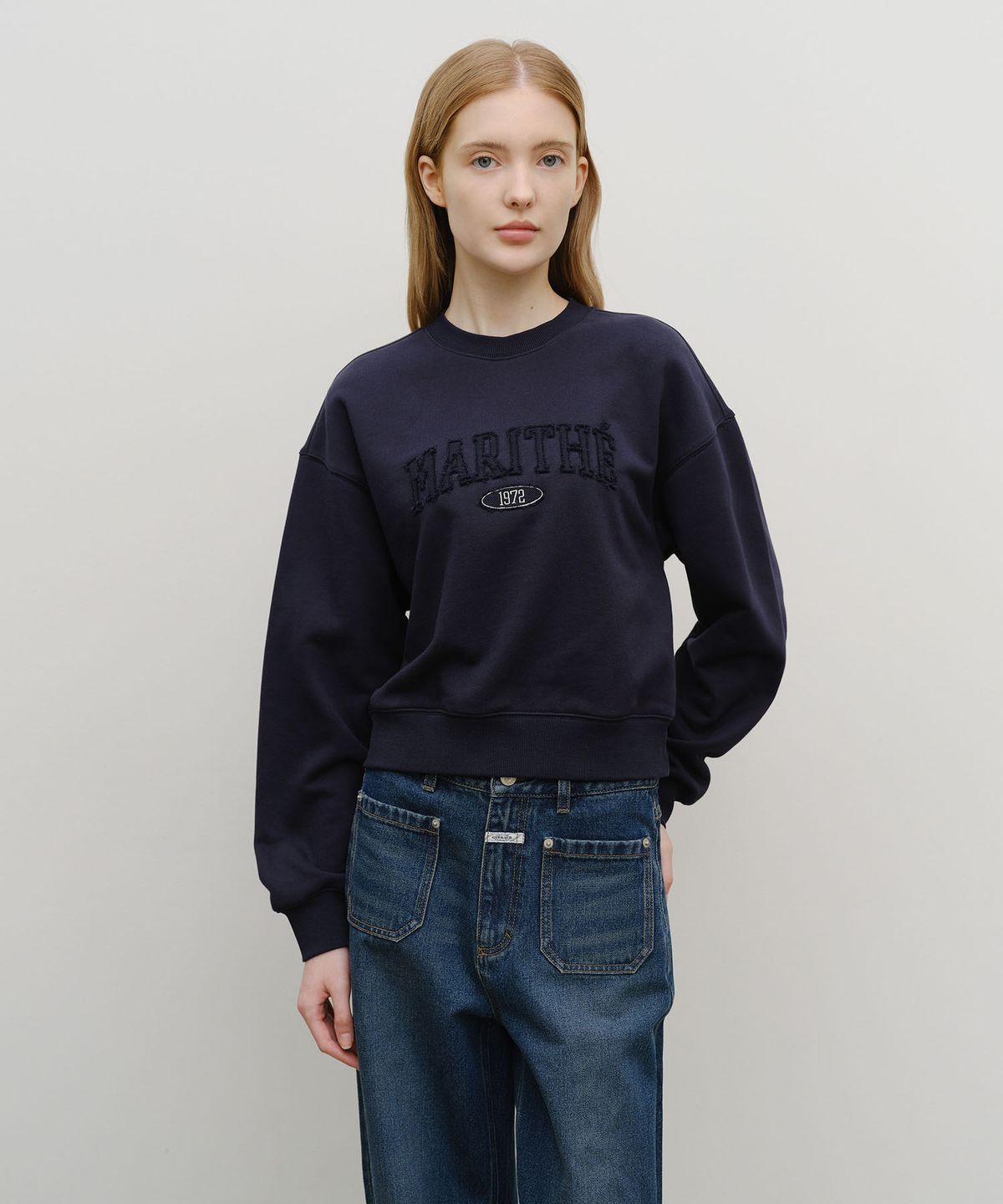마리떼 프랑소와 저버(MARITHÉ + FRANҪOIS GIRBAUD) W RAW EDGE APPLIQUE LOGO CROP SWEATSHIRT navy