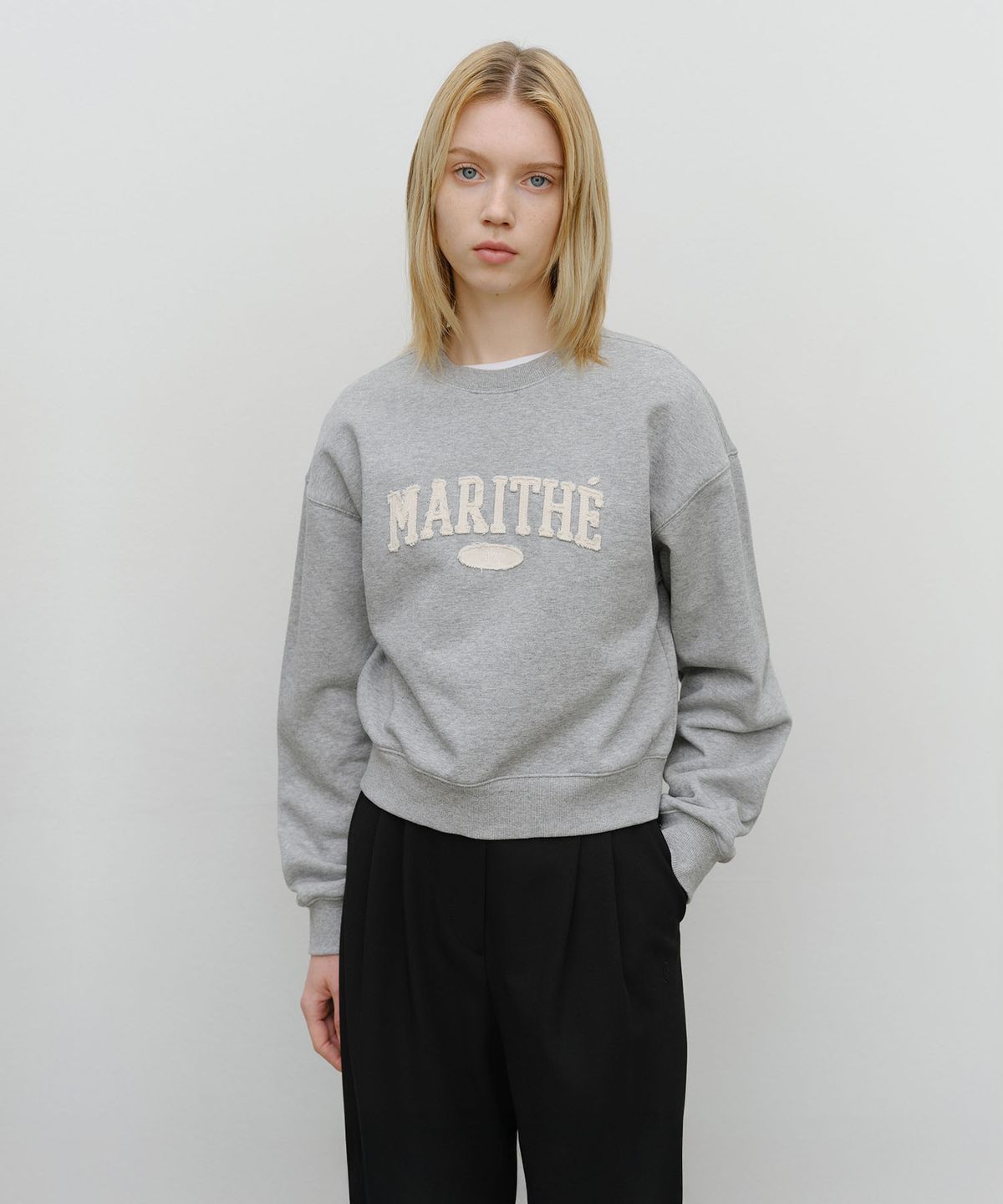 마리떼 프랑소와 저버(MARITHÉ + FRANҪOIS GIRBAUD) W RAW EDGE APPLIQUE LOGO CROP SWEATSHIRT heather gray