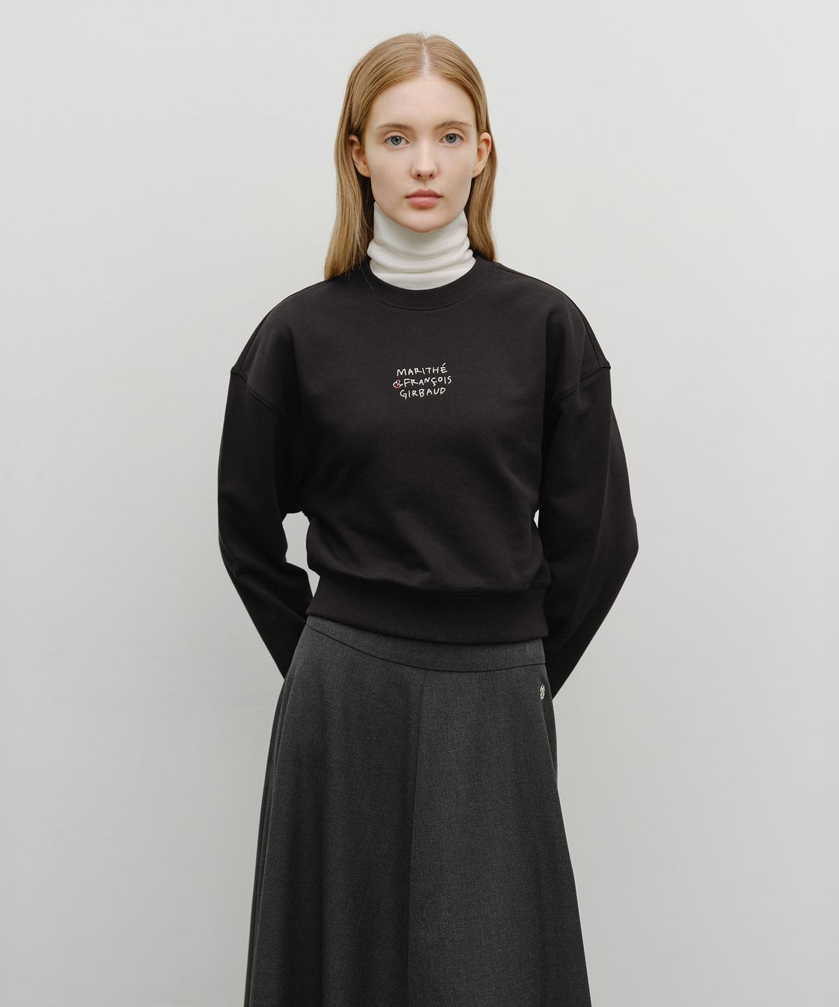 마리떼 프랑소와 저버(MARITHÉ + FRANҪOIS GIRBAUD) W MARITHE LOVE GRAPHIC CROP SWEATSHIRT black