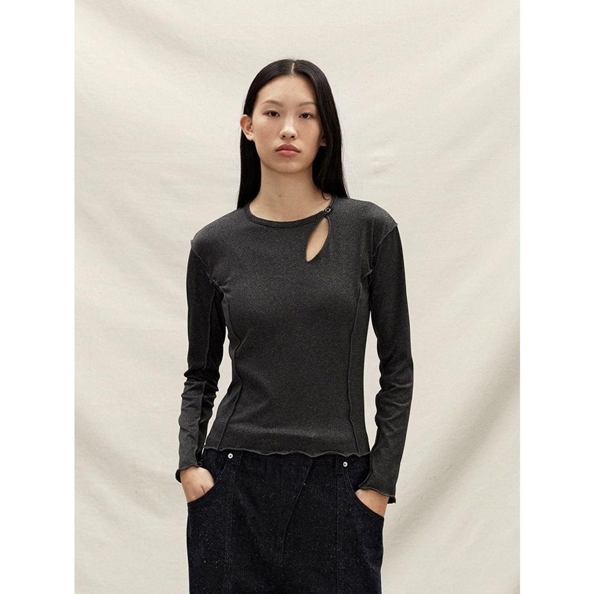 앙개(ANGGAE) Snapped Triangle Neck TShirt  Grey