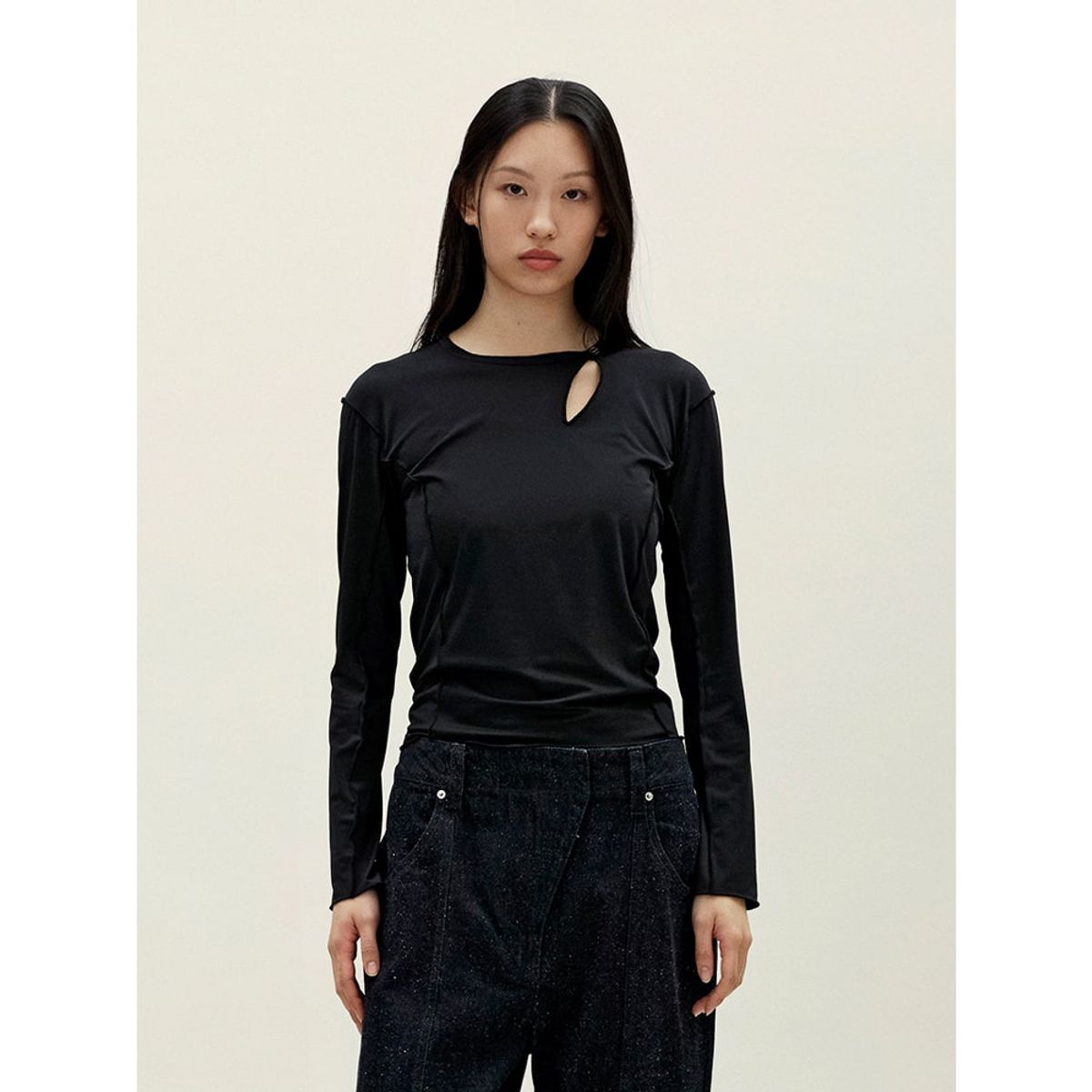앙개(ANGGAE) Snapped Triangle Neck TShirt  Black