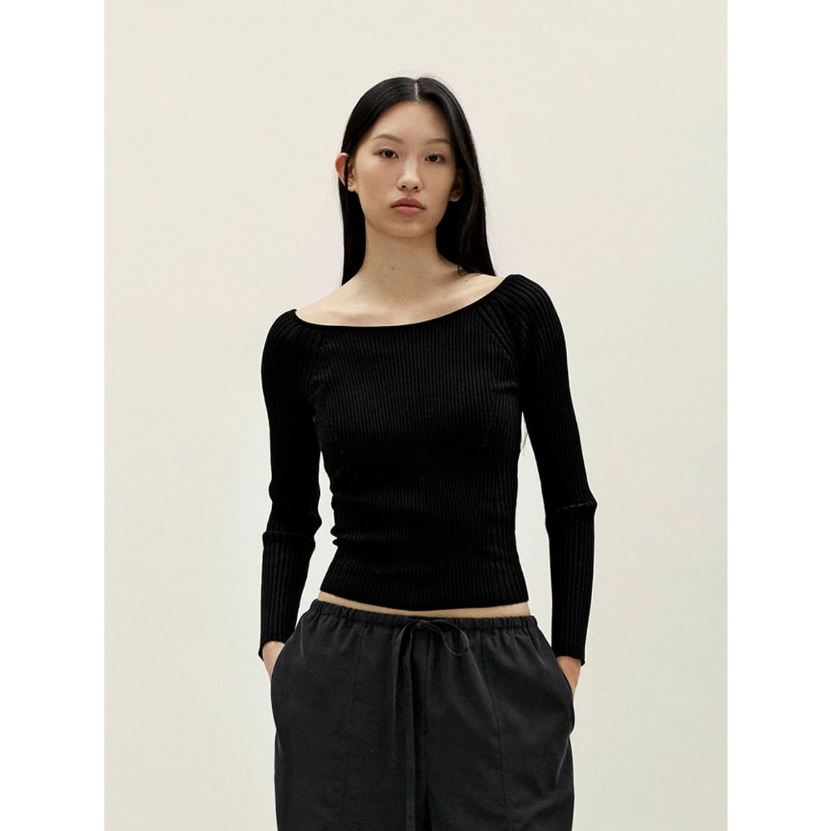앙개(ANGGAE) Ribbed Scoop Neck Pullover  Black