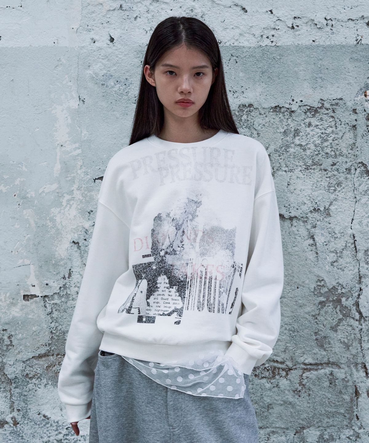 어반스터프(URBANSTOFF) 프레셔 크롭 스웨트셔츠 (화이트)