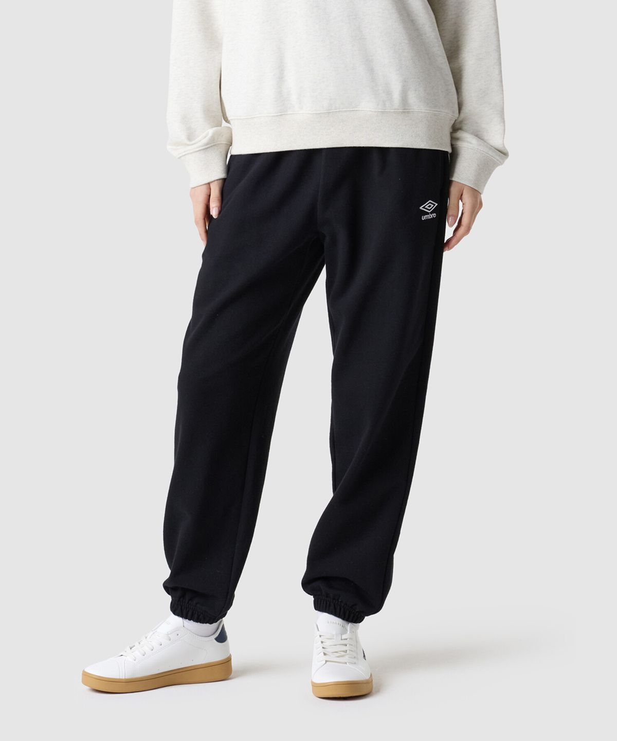 엄브로(UMBRO) 에센셜 루즈 조거 팬츠 블랙(UQ323CFP93)