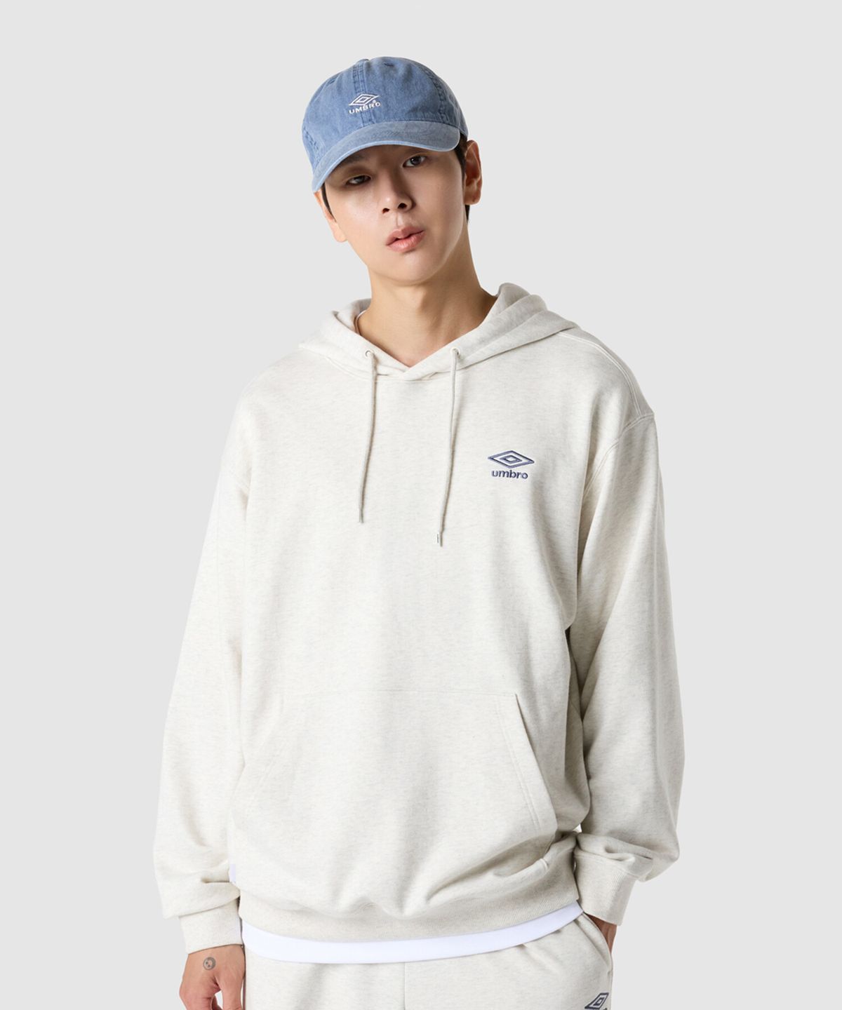 엄브로(UMBRO) 에센셜 스몰로고 후드티셔츠 아이보리(UQ323CHD92)