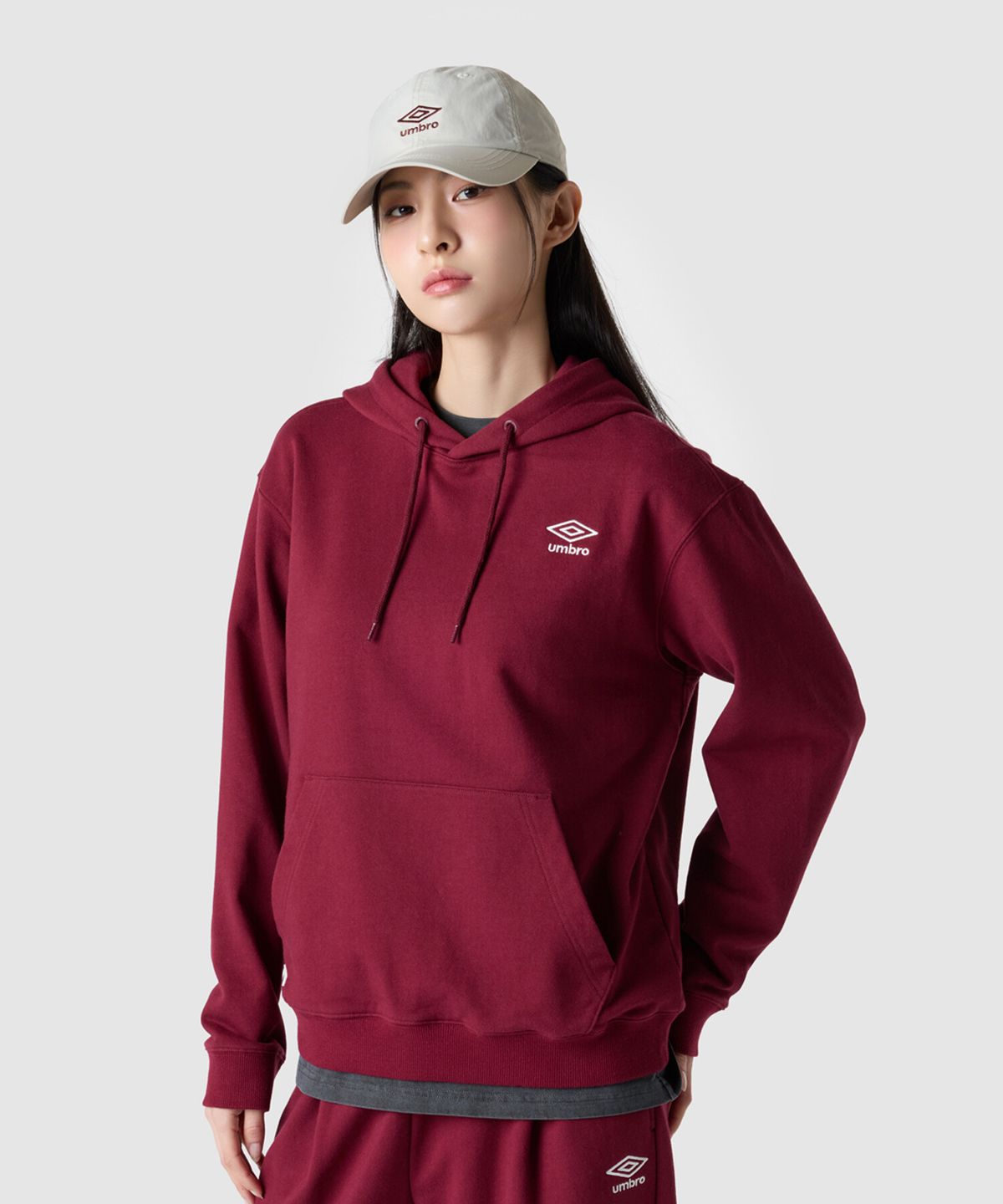 엄브로(UMBRO) 에센셜 스몰로고 후드티셔츠 버건디(UQ323CHD92)