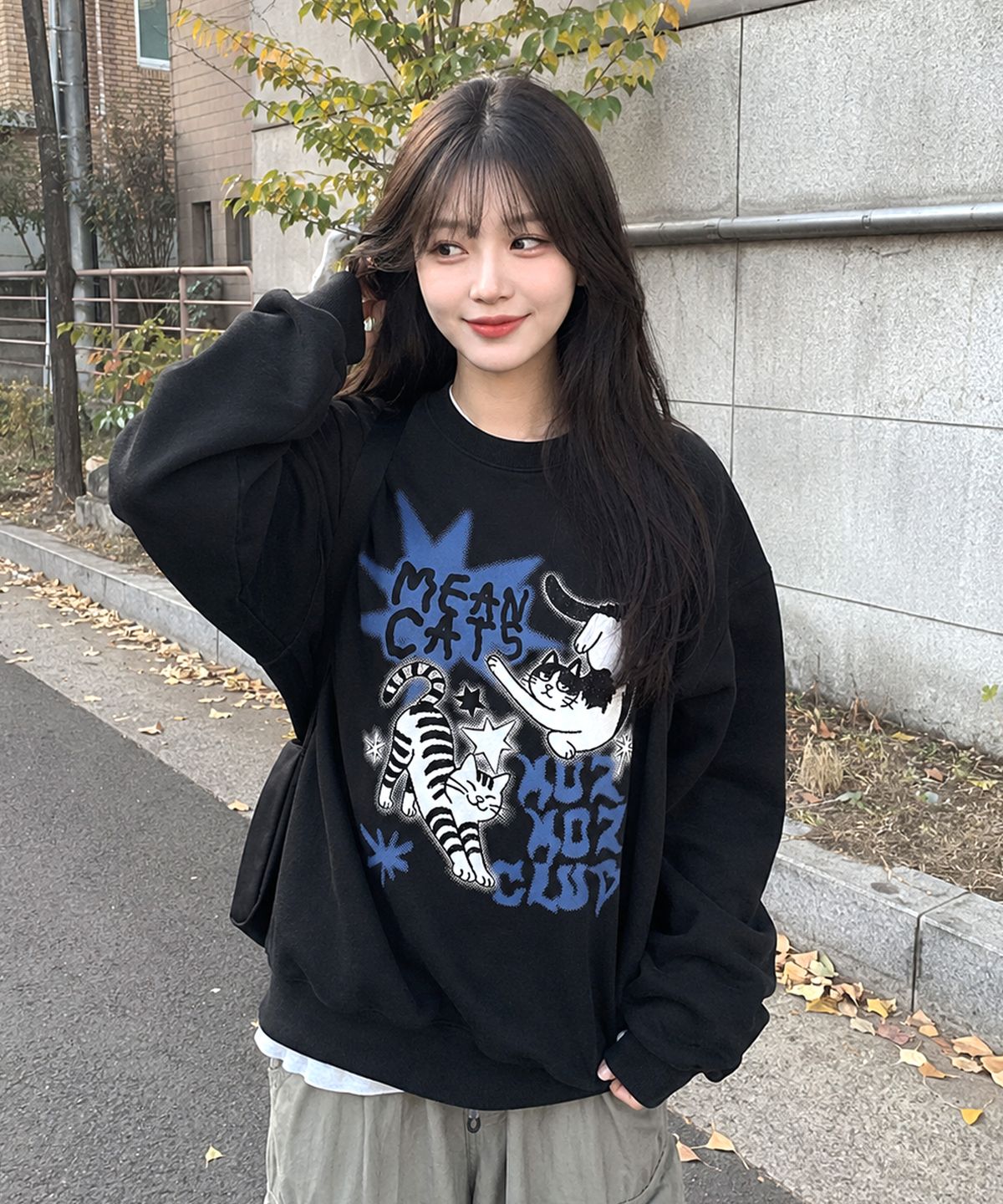 모즈모즈(MOZMOZ) 민캣츠 그래픽 오버핏 맨투맨 블랙