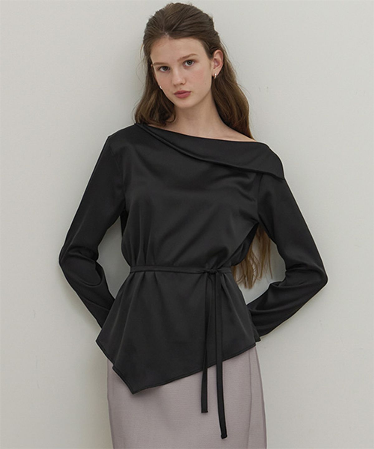 디애니(THE ANY) Grace One Shoulder Blouse