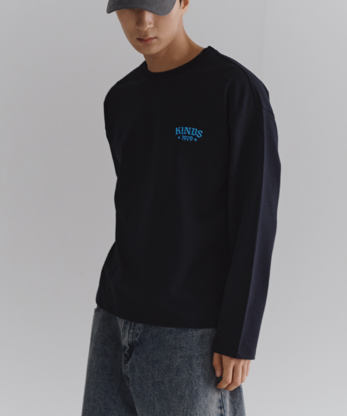 카인즈(KINDS) 컴팩트 로고 롱슬리브 티셔츠_Navy