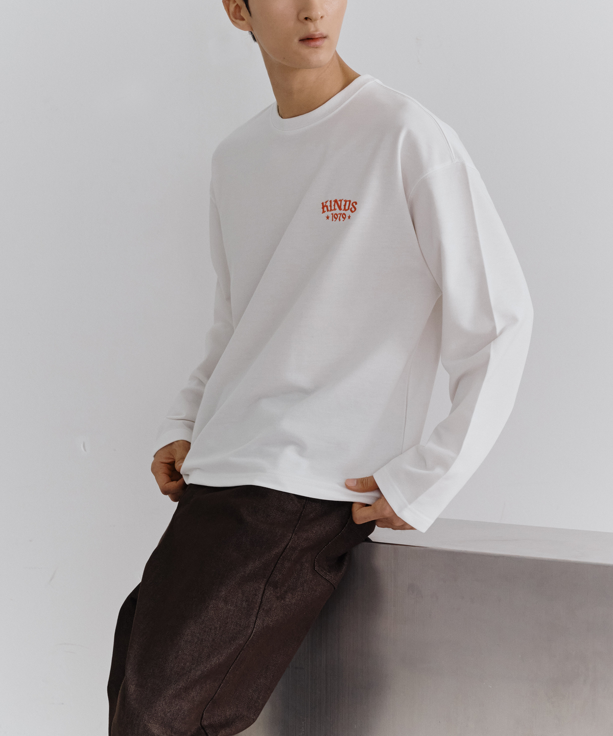 카인즈(KINDS) 컴팩트 로고 롱슬리브 티셔츠_Ivory