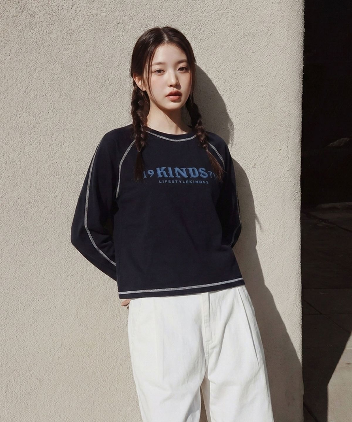 카인즈(KINDS) 컴팩트 로고 나그랑 롱슬리브 티셔츠_Navy