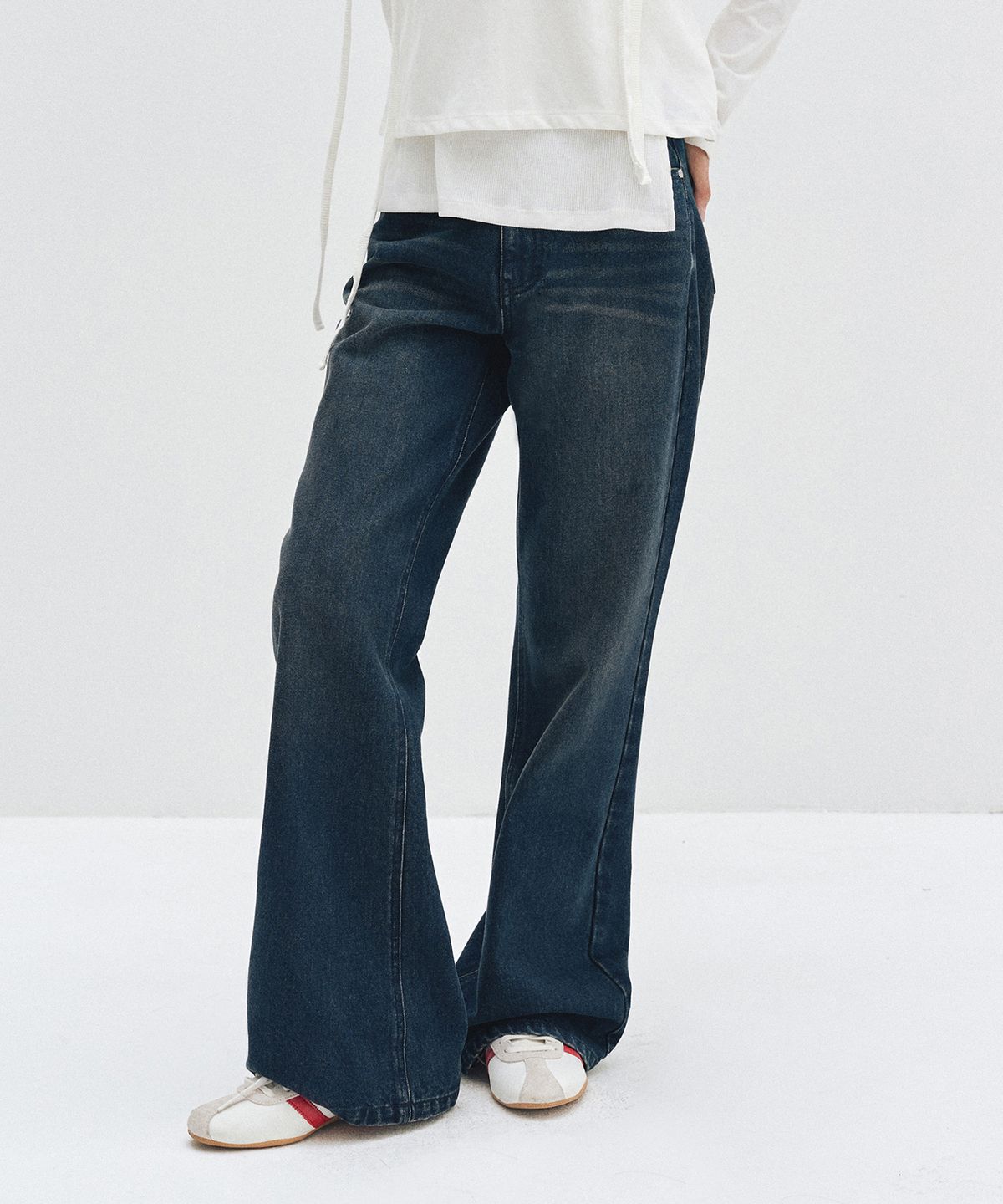 데케트 우먼(DECET WOMEN) Signature Semi Flared Jeans DCWPT002DBLUE