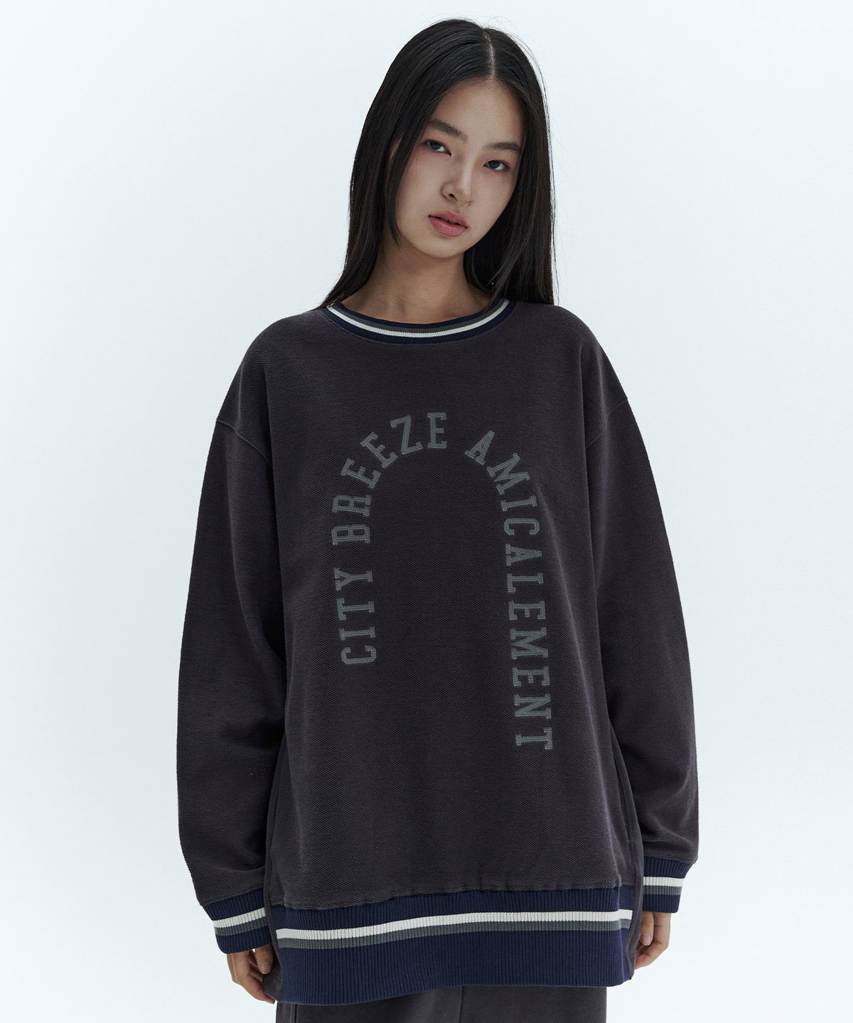 시티브리즈(CITYBREEZE) 아미칼 아플리케 스웨트 셔츠_CHARCOAL