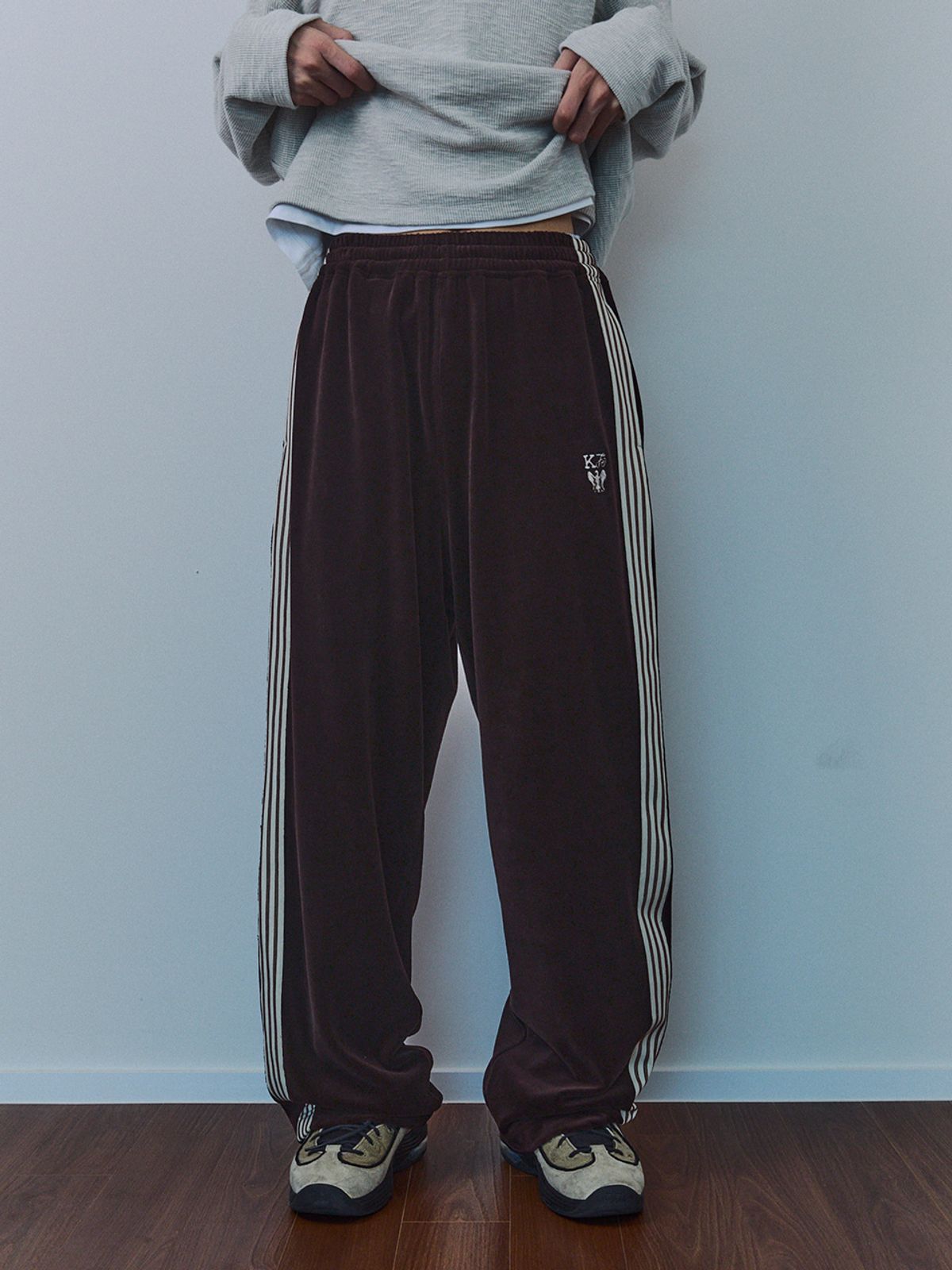 기준 맨(KIJUN MEN) Velure Track Pants Brown