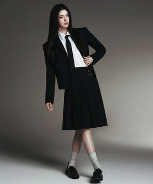 [한소희 PICK] 우먼즈 버클 플리츠 니 렝스 스커트 [블랙]