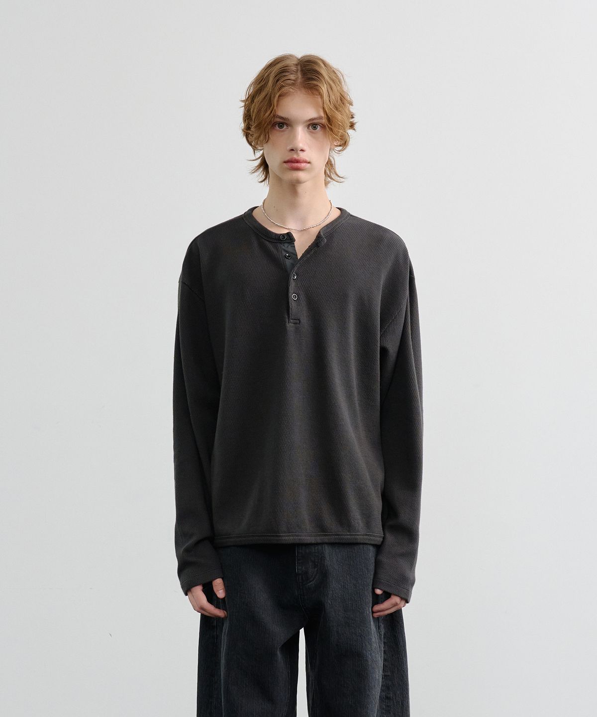노운(NOUN) pique henley t-shirts (charcoal)