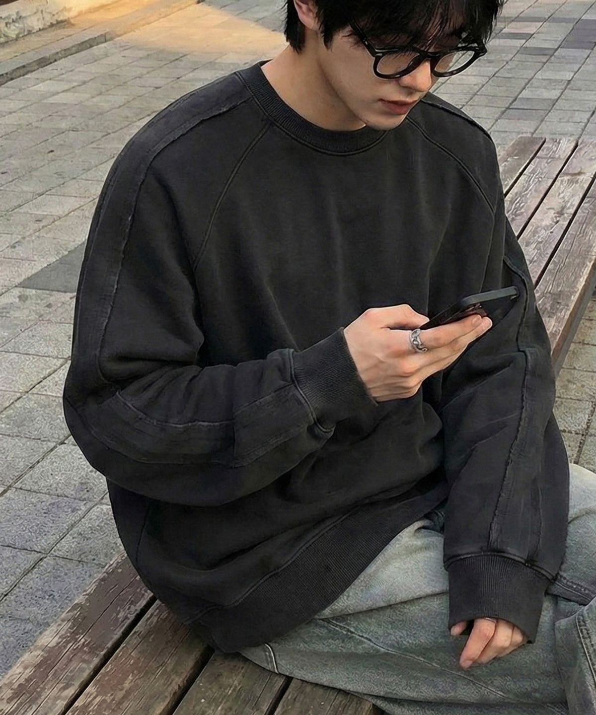 모즈모즈(MOZMOZ) 컷오프 레글런 테리 기모 피그먼트 오버핏 맨투맨 블랙