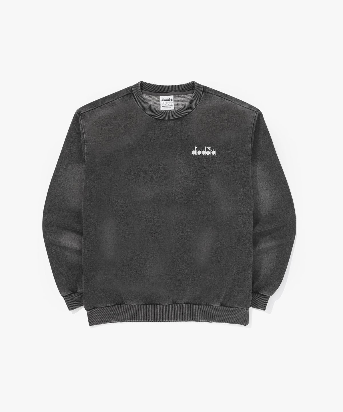 디아도라(diadora) 스프레이 워싱 데님 맨투맨 BLACK