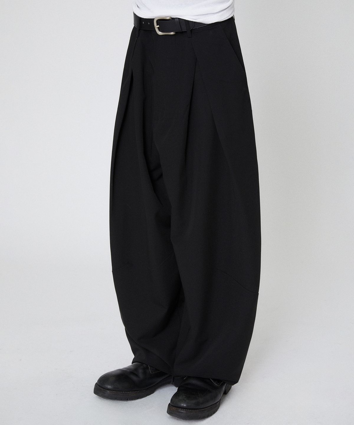 스웨이드(SUADE) ONE TUCK SLACKS [BLACK]