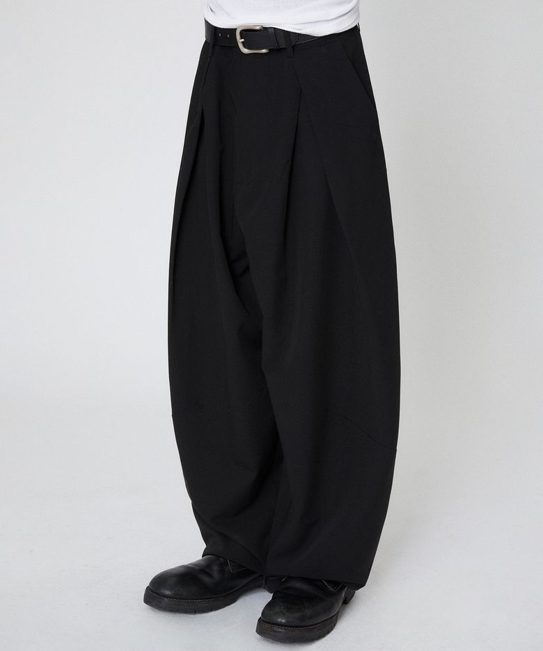 ONE TUCK SLACKS [BLACK]