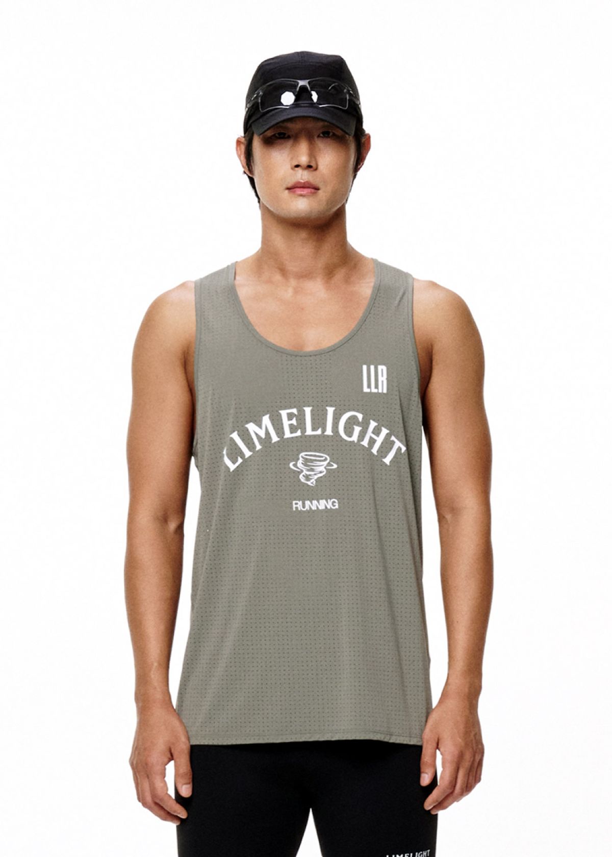 라임라잇 어패럴(LIMELIGHT APPAREL) 아치 로고 러닝 슬리브리스 펀칭 (세이지/화이트)