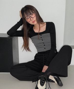 그레이엄 버튼 크롭 탑