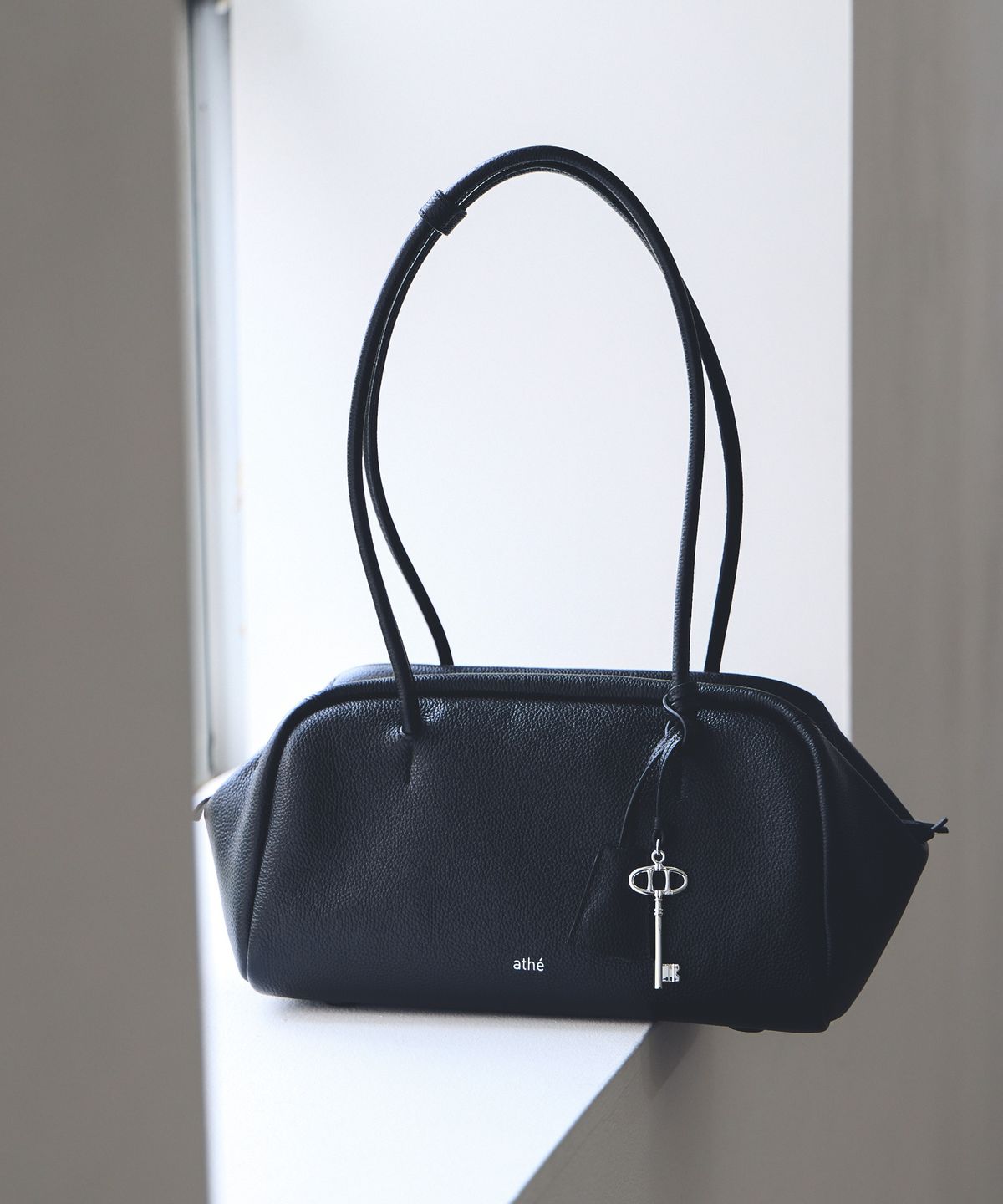 아떼 바네사브루노(ATHE VANESSABRUNO) [BALLON] 블랙 레더 발롱 숄더백 AABA6F251BK