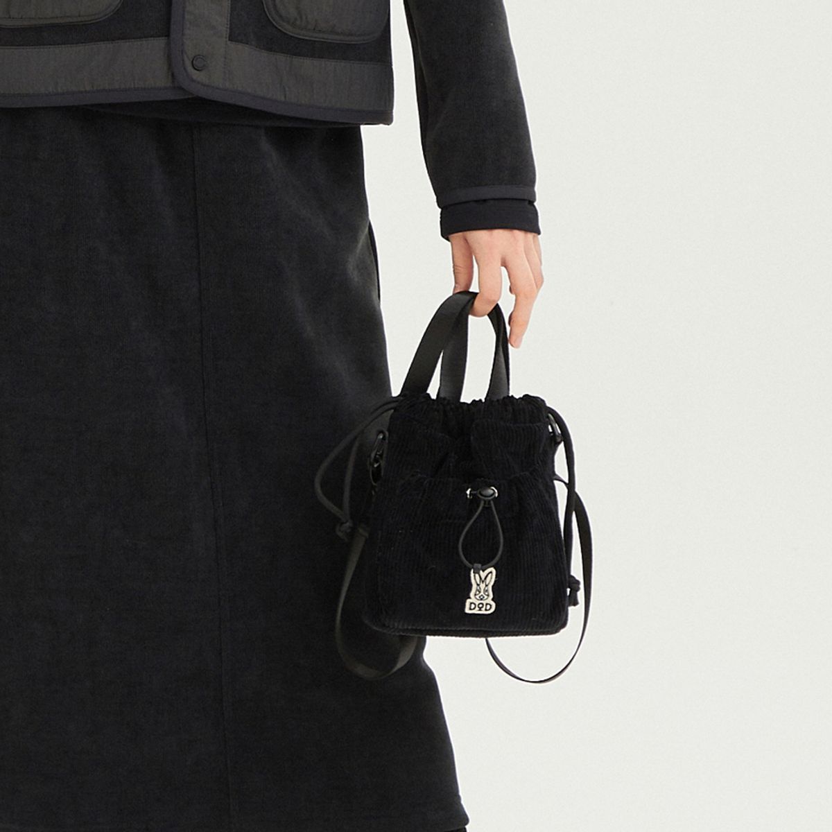 디오디(DOD) 그레인필드 코듀로이 버킷백(BLACK)