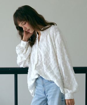 로즈 셔링 핀턱 블라우스-화이트