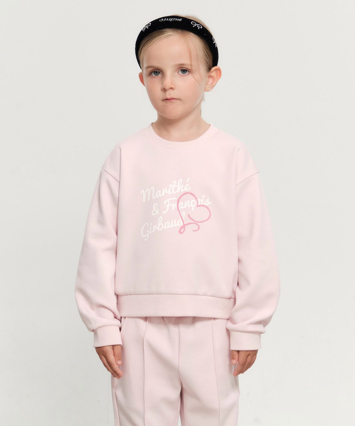 마리떼 키즈(MARITHÉ KIDS) KIDS W HAND WRITING LOGO CROP SWEATSHIRT light pink