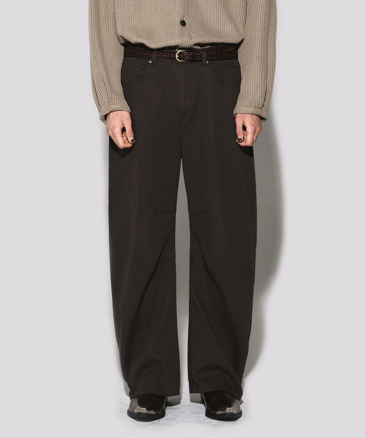 웨슬리 휴스턴(WESLEYHYUSTON) Curved dart detail wide denim pants dark grey