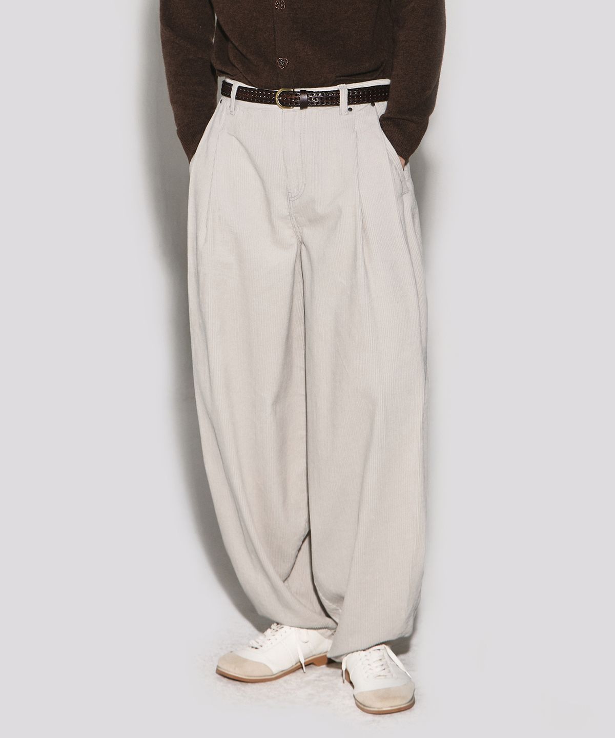 웨슬리 휴스턴(WESLEYHYUSTON) Corduroy deep tuck semi balloon pants light grey