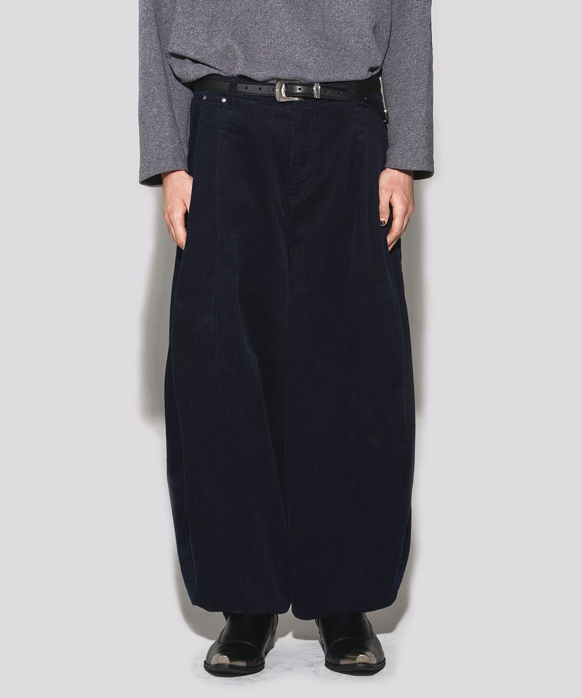 웨슬리 휴스턴(WESLEYHYUSTON) Corduroy deep tuck semi balloon pants dark navy