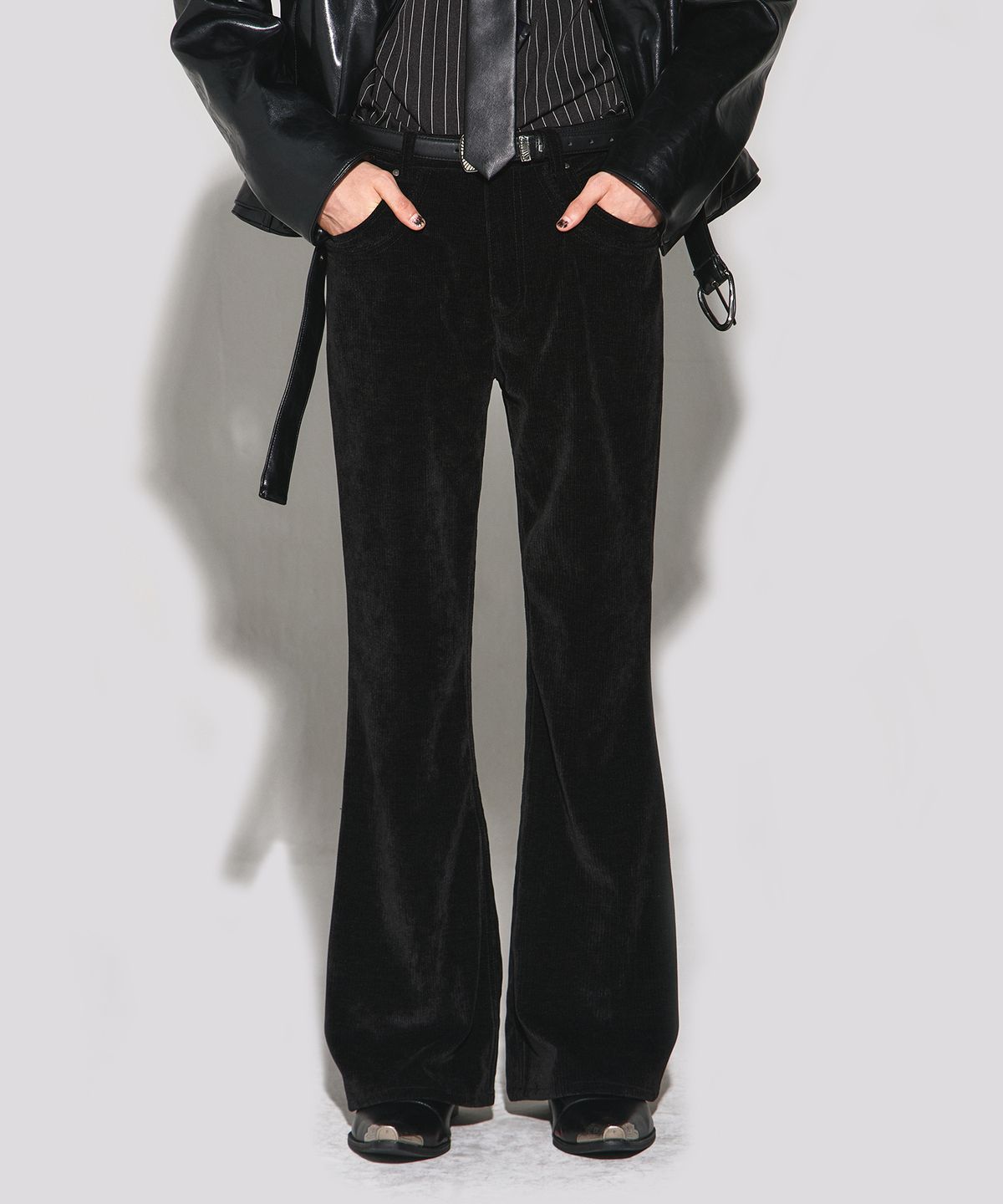 웨슬리 휴스턴(WESLEYHYUSTON) Vesper tape detail boots cut pants black
