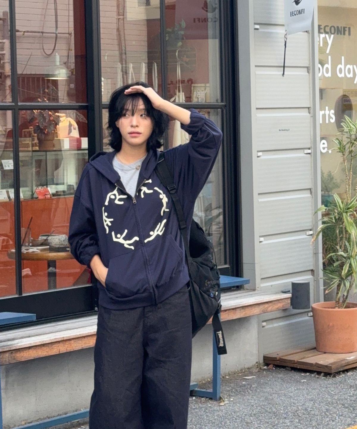아모우(AMOU) Dancing Circle Crop Hoodie Zip-up NAVY