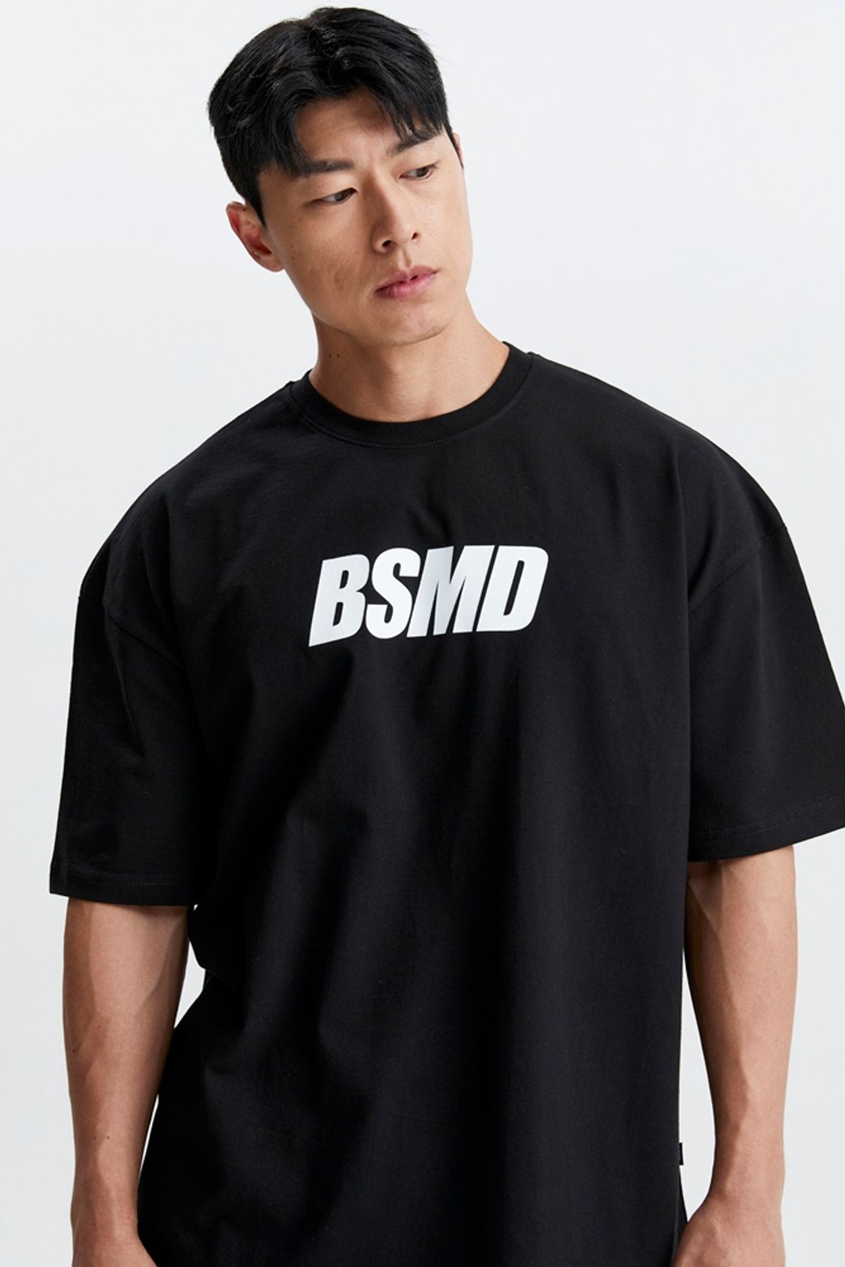 비스트모드(BSMD) 메인로고 베이직 오버핏 반팔 티셔츠 숏 슬리브