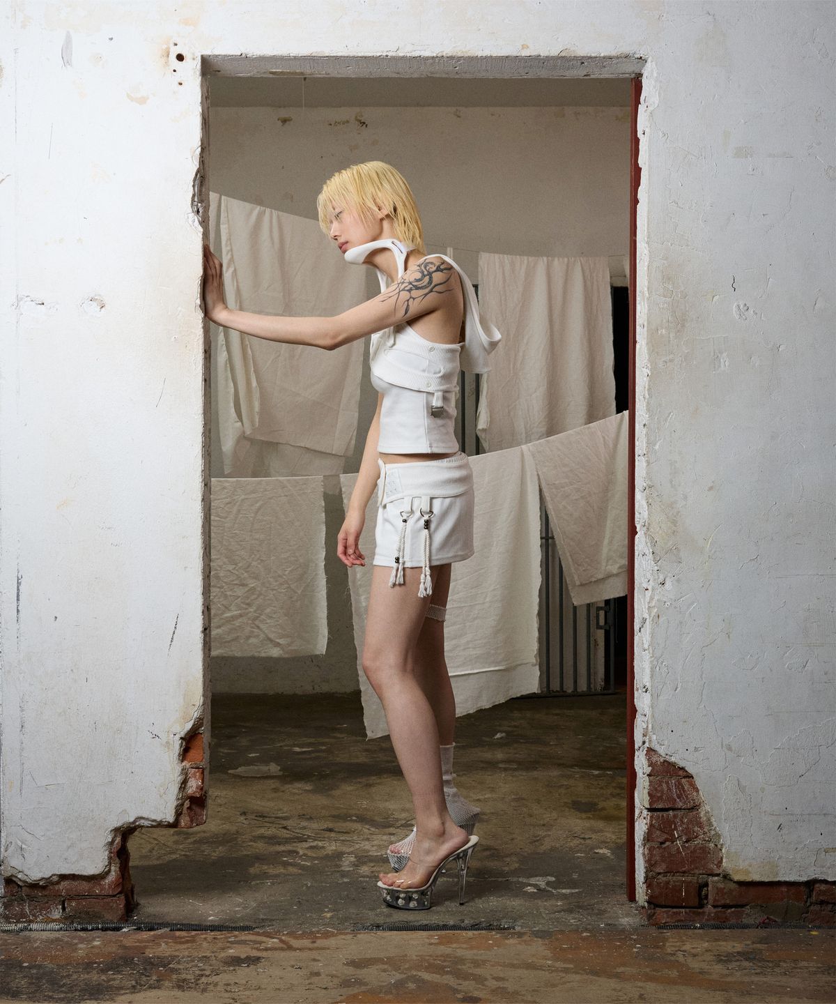 보니앤키예(BONIENKIYE) Hook banding mini skirt (WHITE)