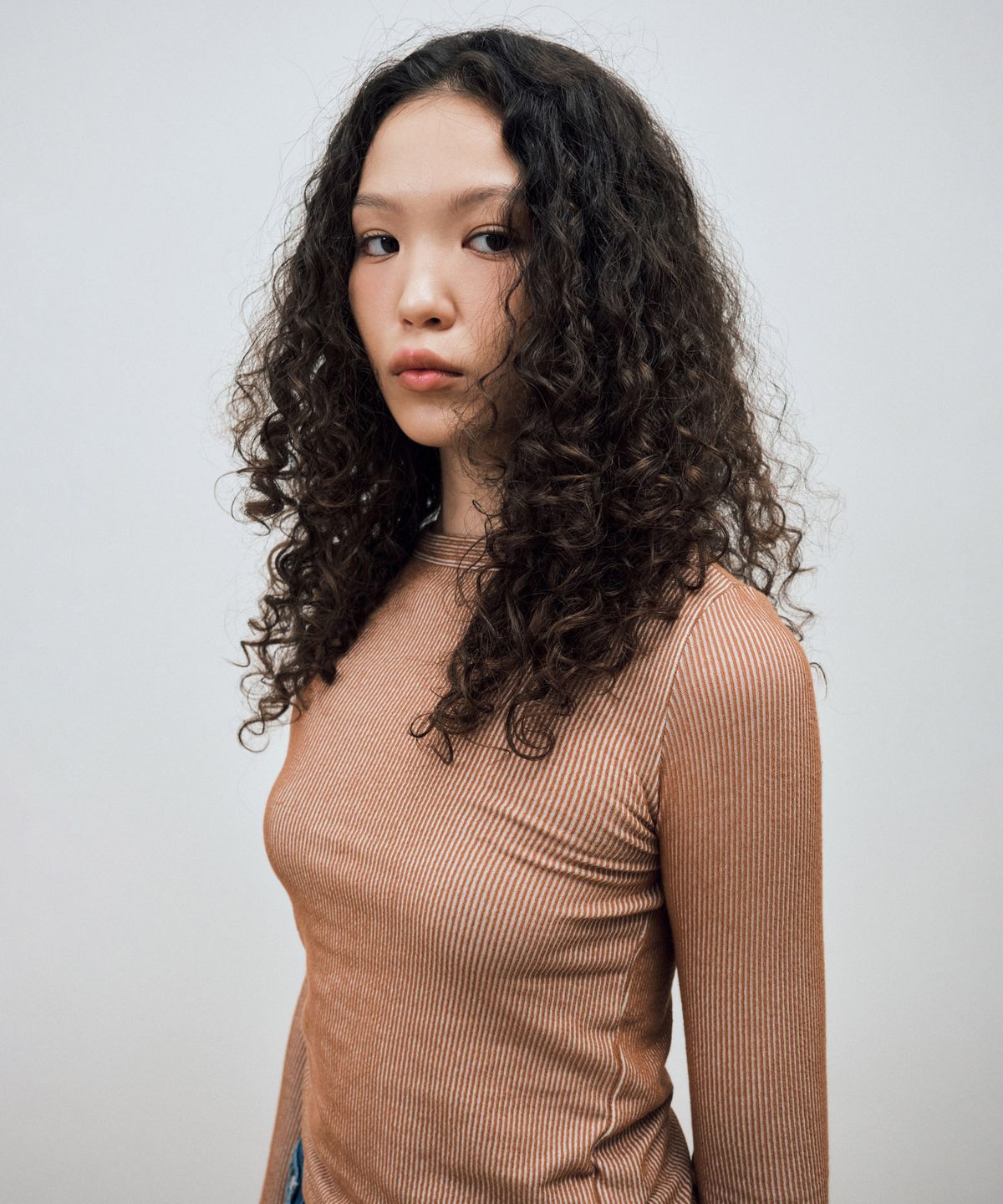 마이스(MAIS) TWO-TONE RIBBED LONG SLEEVES TEE / BROWN