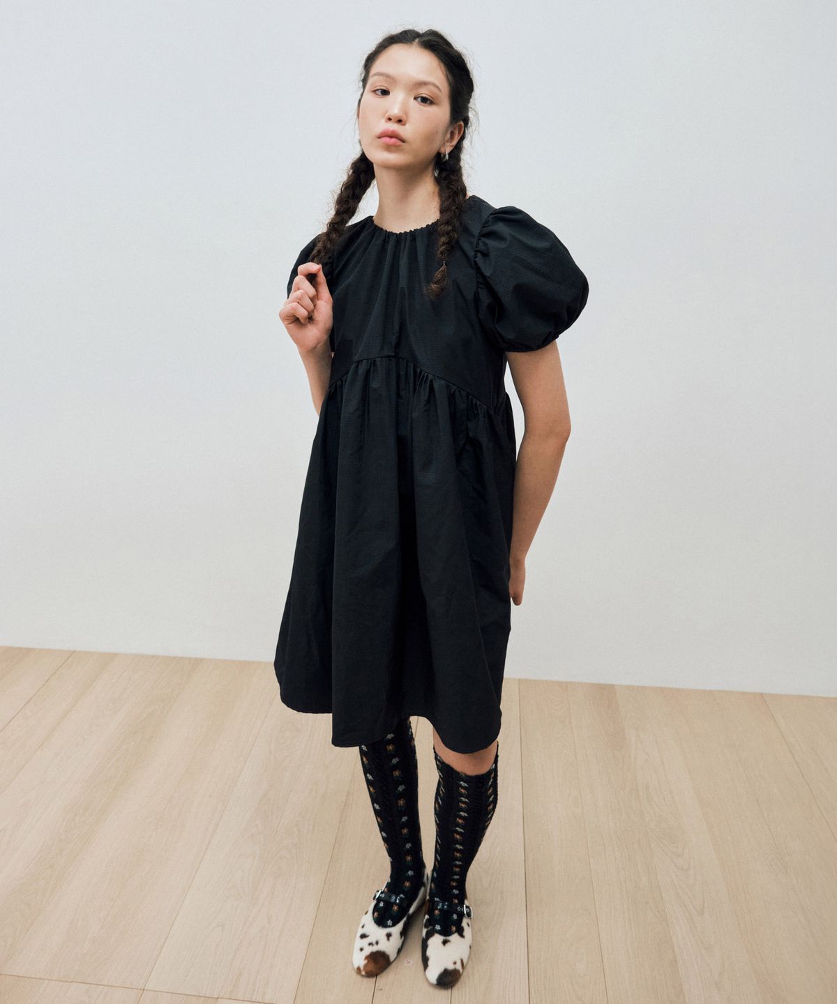마이스(MAIS) ARCHED SHIRRING PUFF SLEEVE DRESS / BLACK