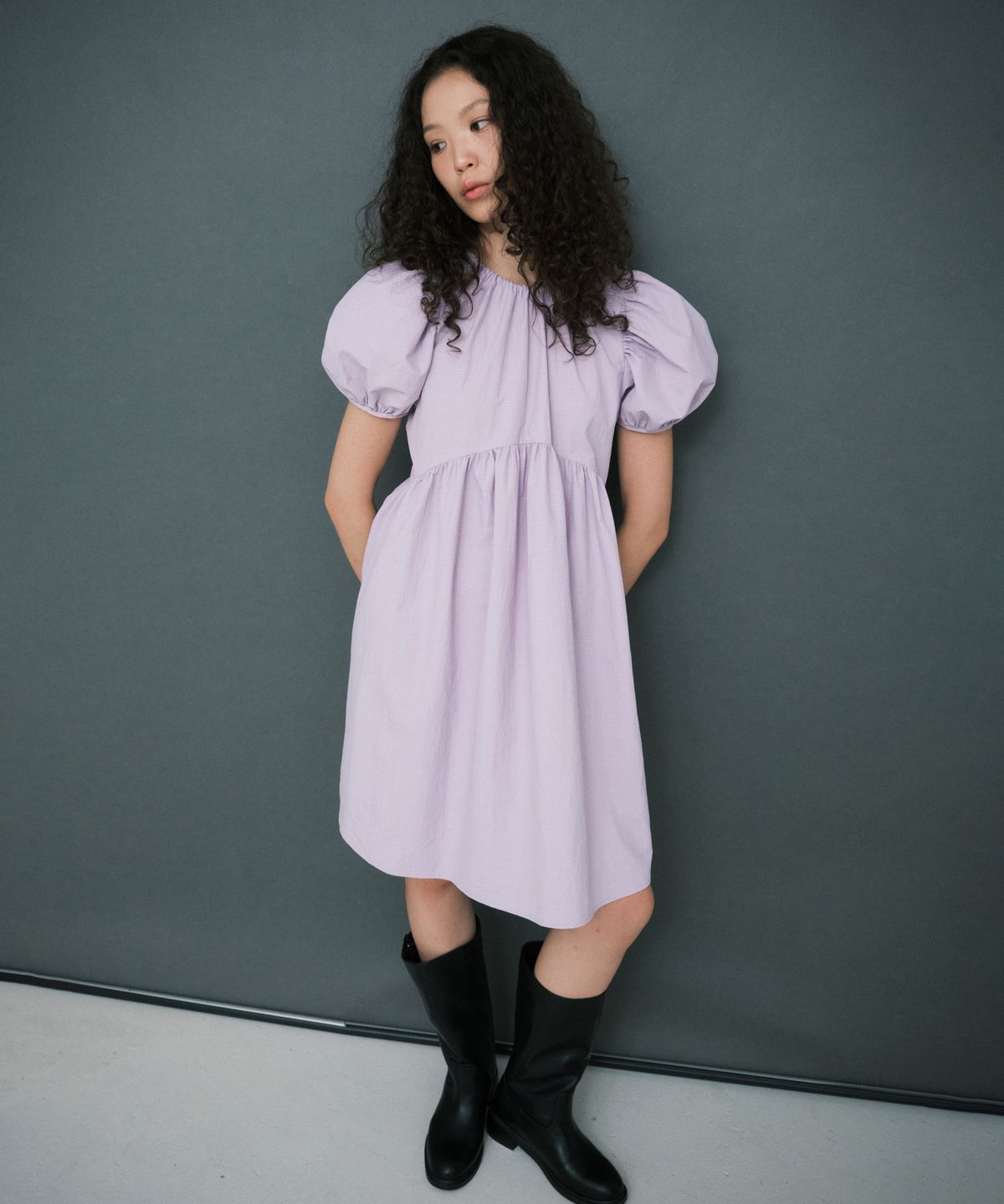 마이스(MAIS) ARCHED SHIRRING PUFF SLEEVE DRESS / PURPLE
