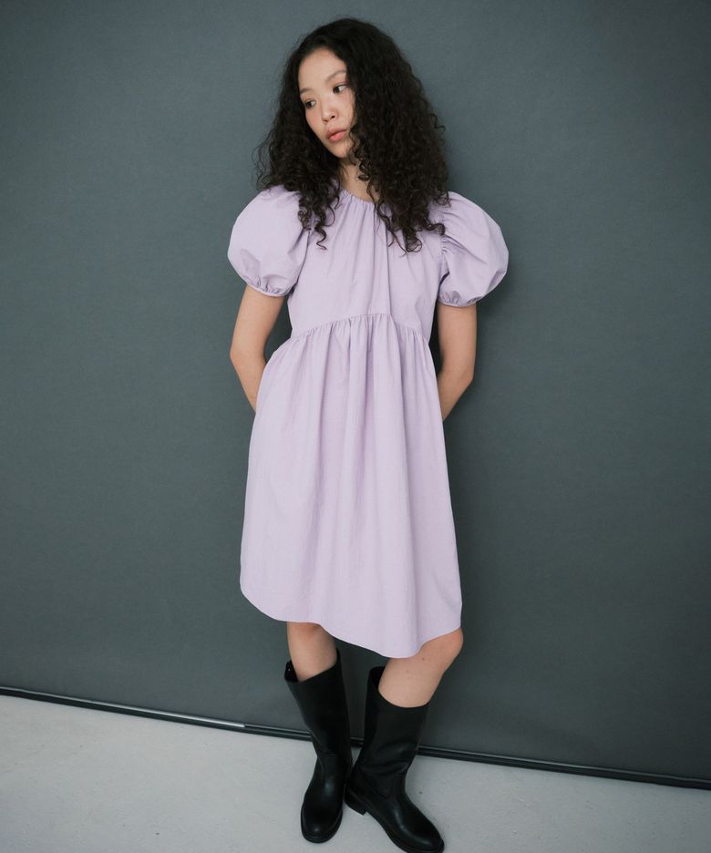 ARCHED SHIRRING PUFF SLEEVE DRESS / PURPLE