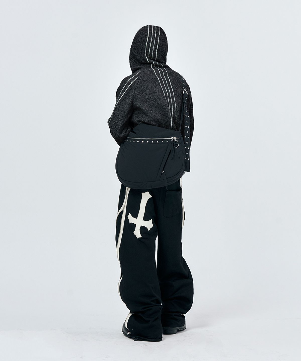 스키즘 인듀싱(SCHISM INDUCING) CURVED ZIPPER SWEATPANTS BLACK