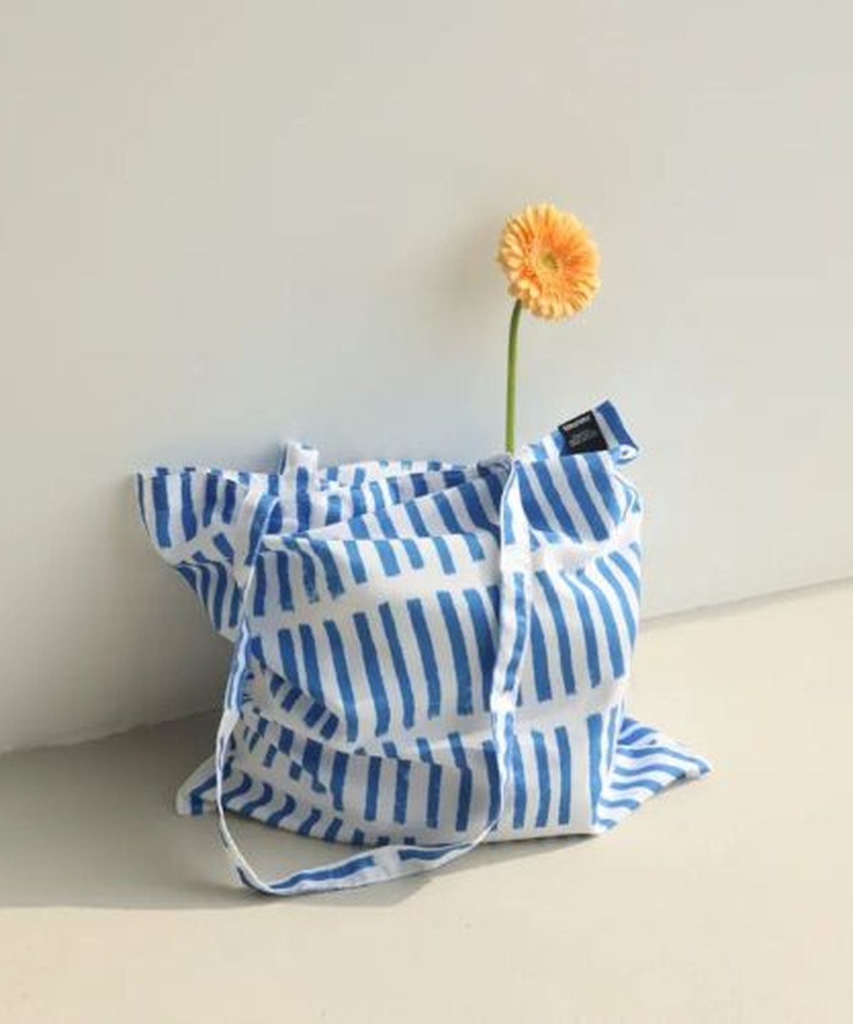 뚜누(TOUNOU) 캐롤라인 코리건 작가, Blue Dashes 에어리 에코백