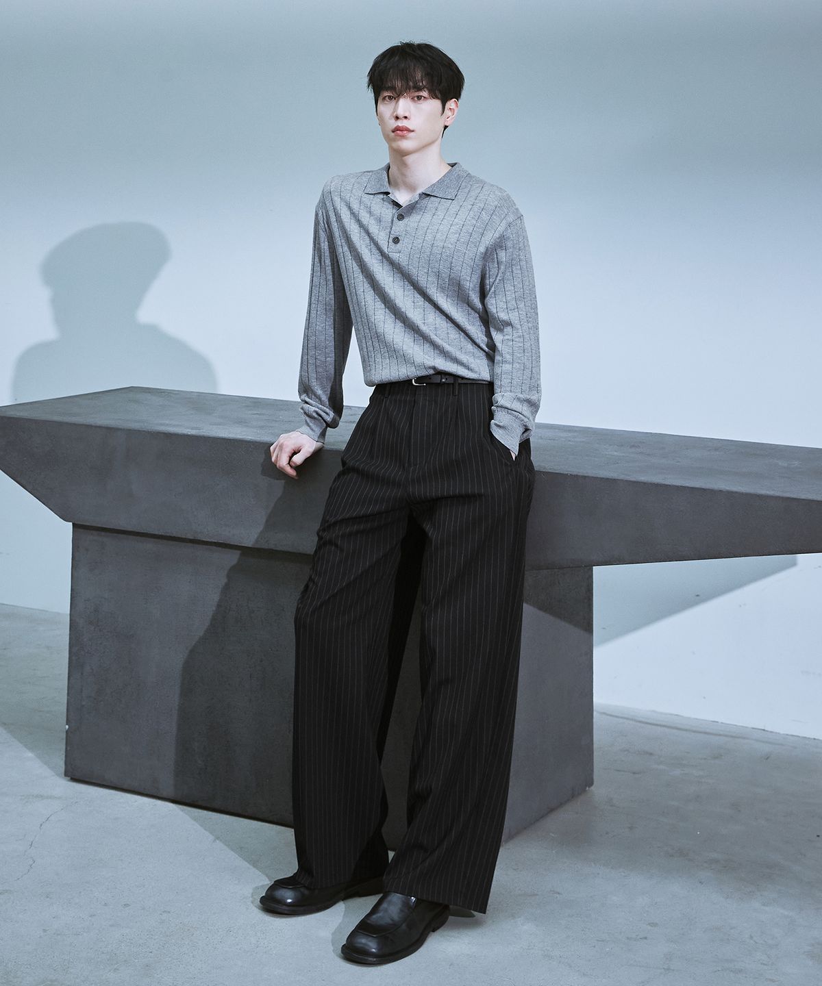 드로우핏(DRAW FIT) 투 턱 와이드 핀 스트라이프 슬랙스 [BLACK]