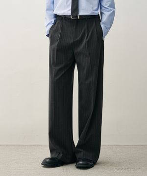 투 턱 와이드 핀 스트라이프 슬랙스 [CHARCOAL]
