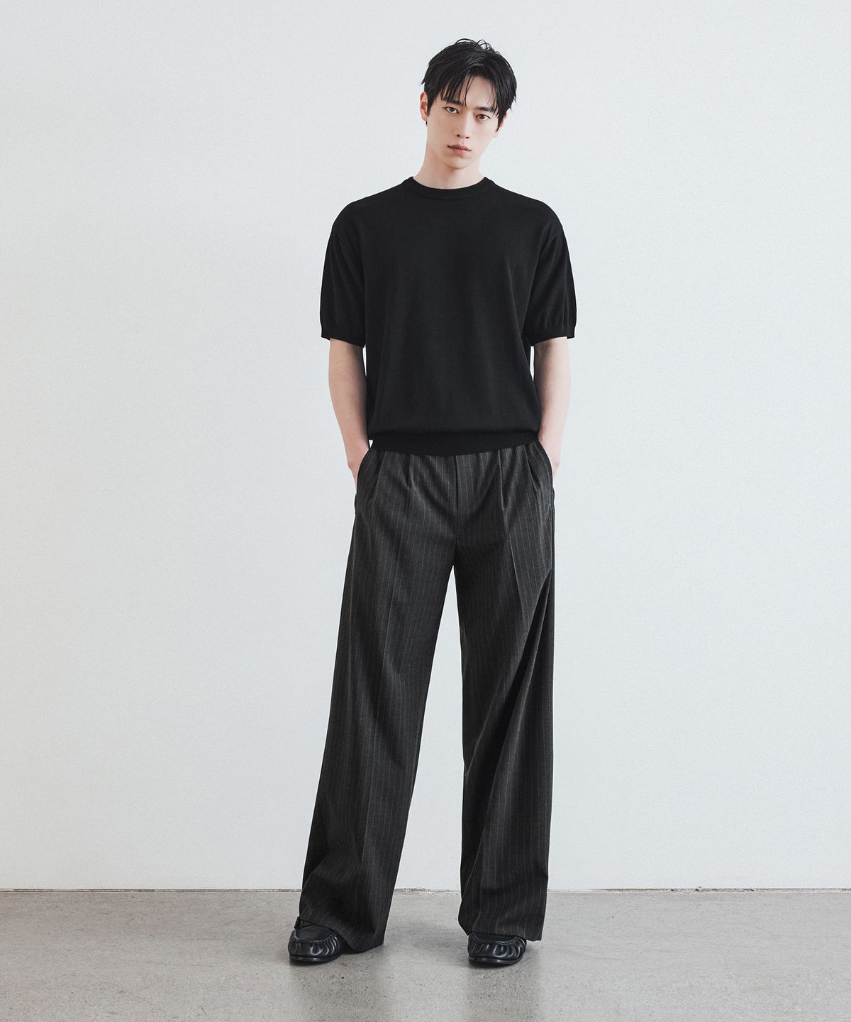 드로우핏(DRAW FIT) 투 턱 와이드 핀 스트라이프 슬랙스 [CHARCOAL]
