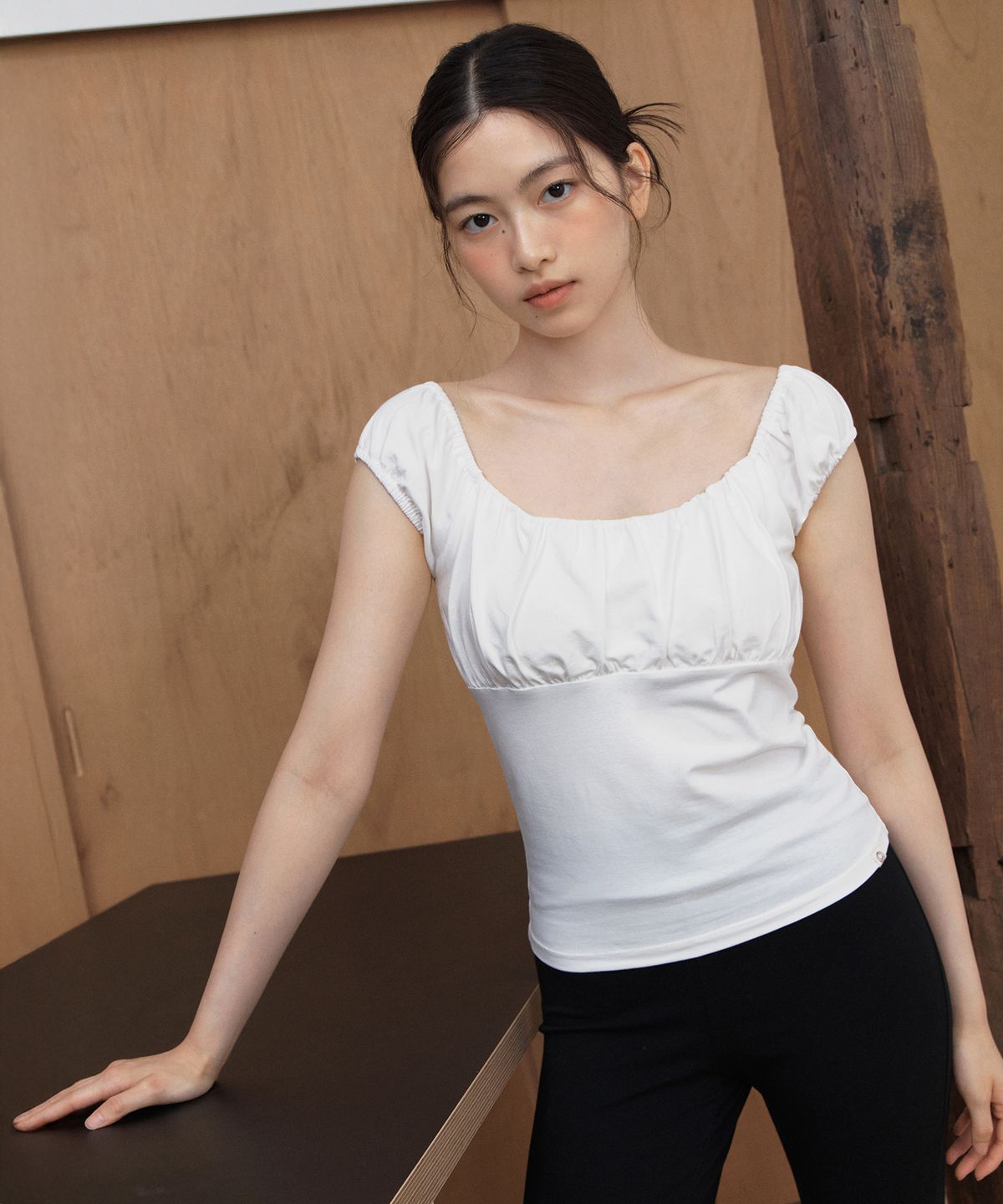 디야니(DHYANI) Ruched Scoop Neck Top (White)