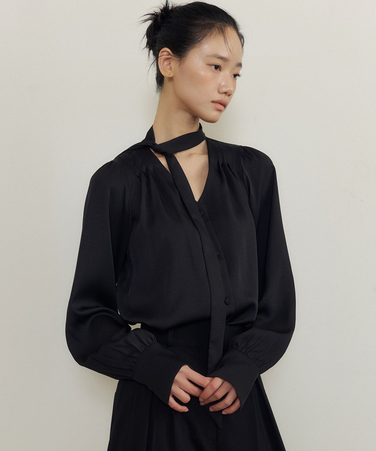 루시르주(LUCIR ZU) Soft Drape Tie-Neck V-Blouse (black)